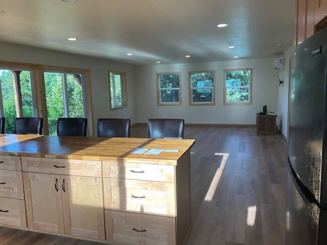 Building Photo - Stunning 2 bed/1 bath Ground Floor with ut...