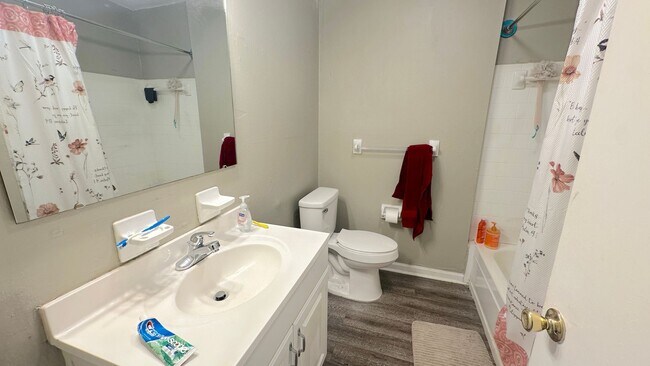 Building Photo - WALKABLE 2/1 TWN w/ & Washer/Dryer! Close ...