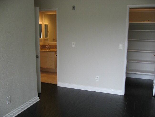 Building Photo - 2202 River Run Dr