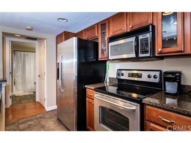 Building Photo - RB 1 Br 1 Bath Granite Kitchen Luxury Condo $2400 Avail July 1st