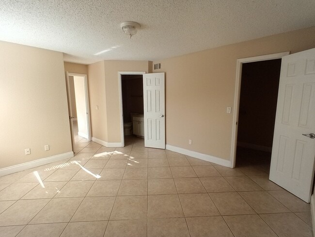 Building Photo - 5737 Gatlin Ave
