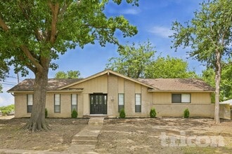 Building Photo - 1301 Willow Way