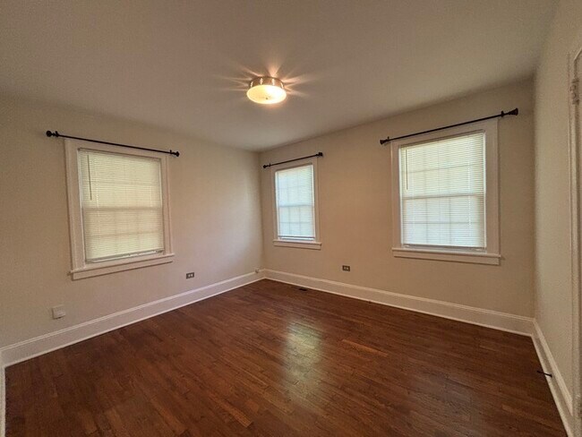 Building Photo - 2 Bedroom charming bungalow in desirable Oakhurst