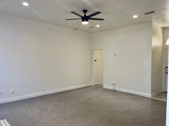 Building Photo - Updated home in Burleson