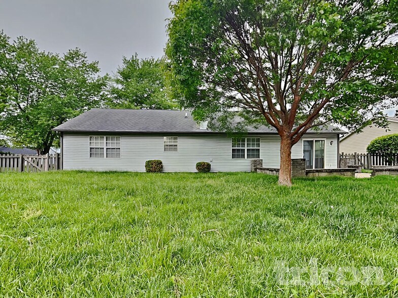 Building Photo - 1690 Fountain Lk Dr E