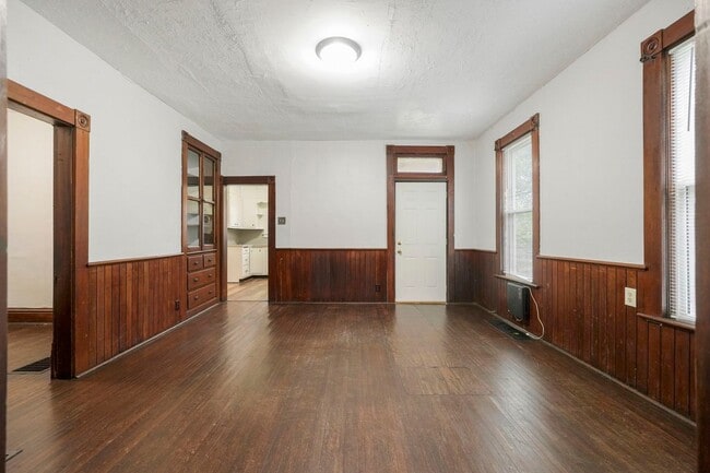 Building Photo - NEW LISTING -5 BEDROOM HOUSE!