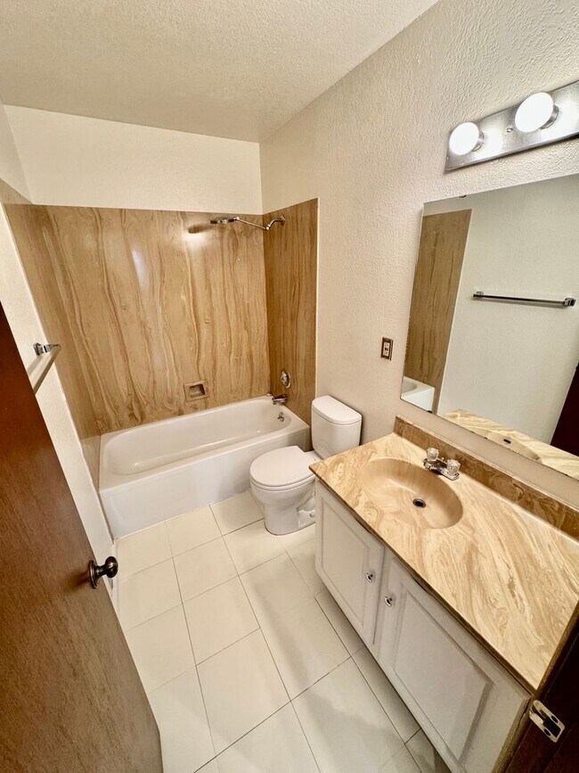 Building Photo - Lovely Fremont 2 Bedroom - Stellar Location! AVAILABLE 8/10/2026!