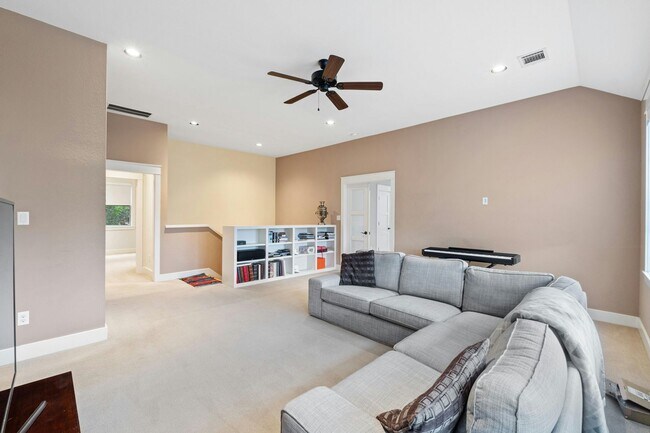 Building Photo - Beautiful 4-Bed Home in Highland Park West...