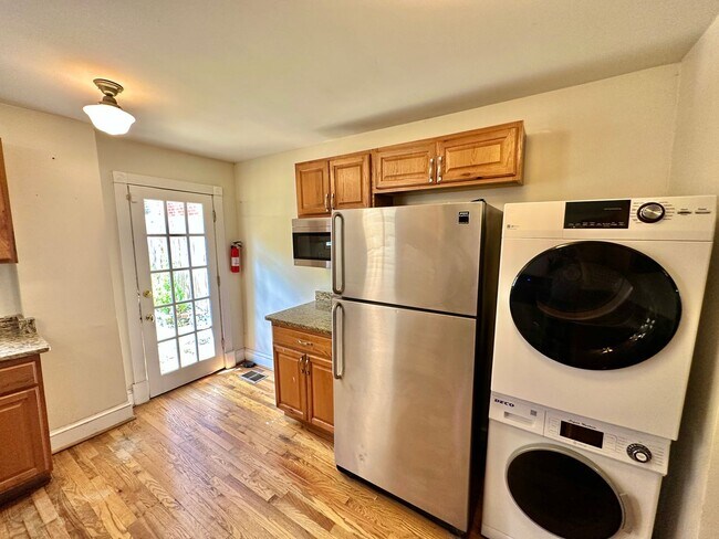 Building Photo - Glamorous Georgetown 2 Bedroom Historic Row Home with Patio