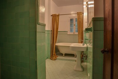 Building Photo - 425 N Sycamore Ave