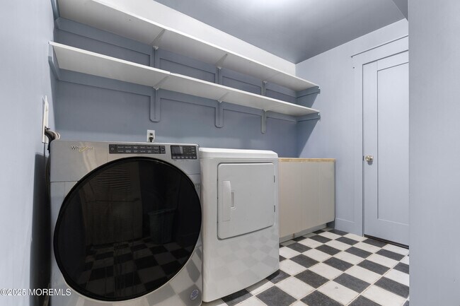 Building Photo - 741 Lakehurst Ave