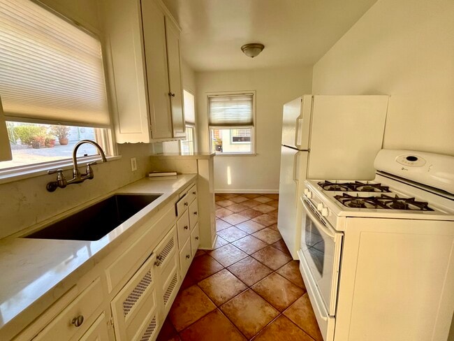 Kitchen - 2934 Rowena Ave