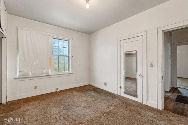 Building Photo - 3814 Lakeshore Dr