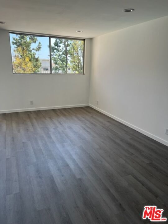 Building Photo - 100 S Doheny Dr