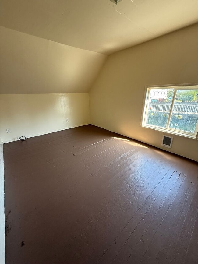 Building Photo - 3bd 1 1/2 ba