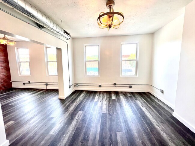 Building Photo - Beaver - Luxury 2 Bedroom, 1 Bathroom, located in downtown shopping district.