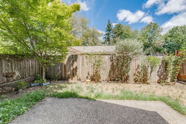 Building Photo - 15979 SW Roth Dr