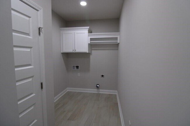 Building Photo - 324 S 5th St