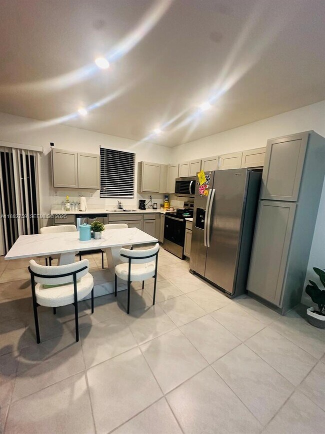 Building Photo - 437 NE 13th St