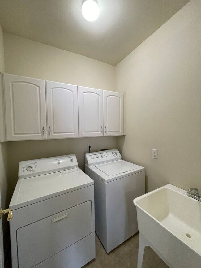 Building Photo - Lovely home in Pineville!