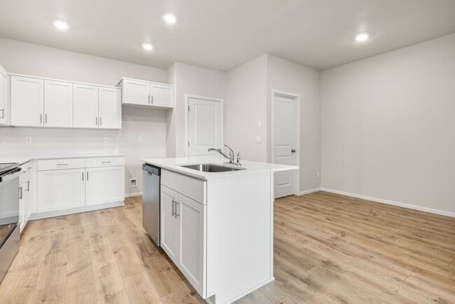 Building Photo - 3422 SW Hartley Ave