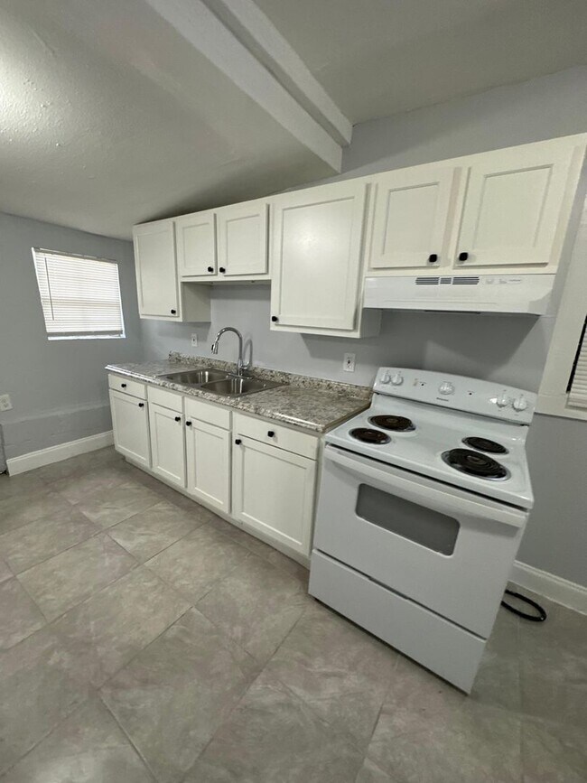 Building Photo - Fully Renovated 3/1 Single Family House Av...