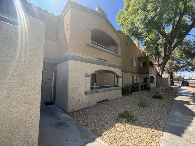Building Photo - 200 Mission Laguna Ln