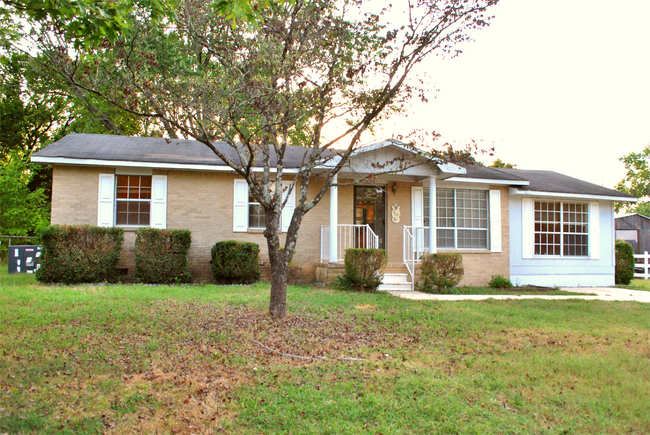 Building Photo - 3105 Pineview Dr SW