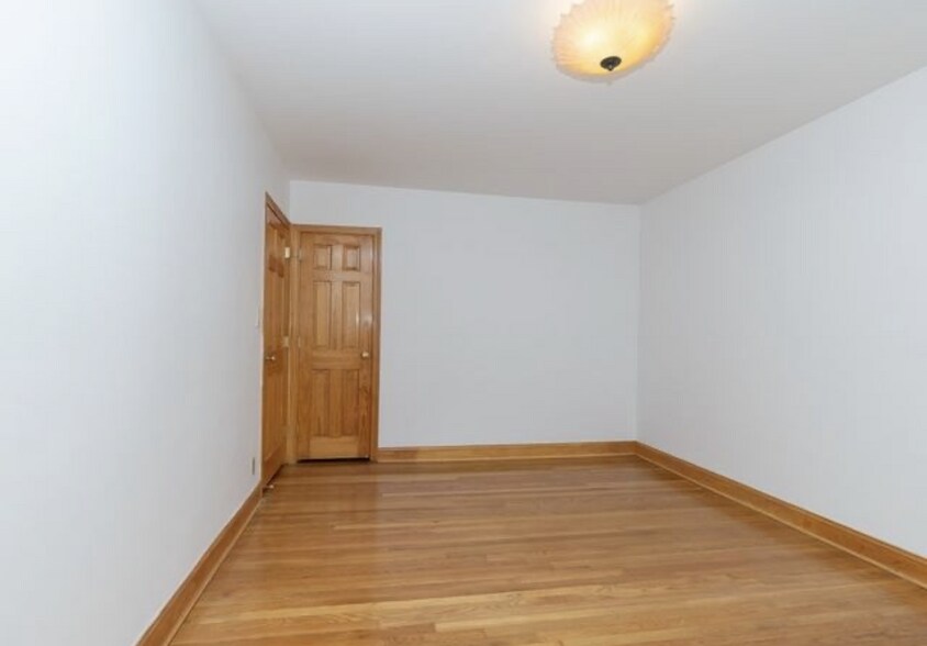 Larger bedroom - 60 Sutherland Rd