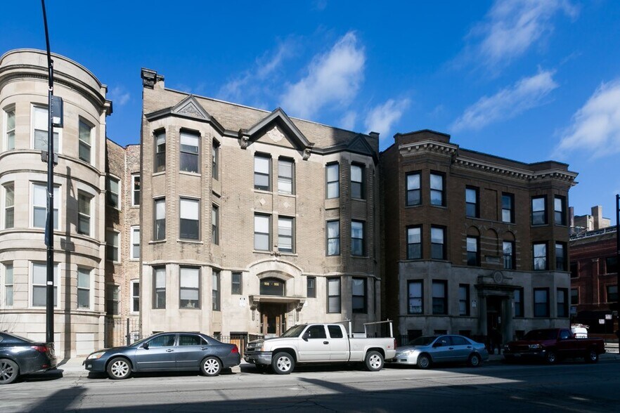 Building Photo - 902 W Montrose Ave