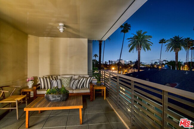 Building Photo - 447 N Doheny Dr