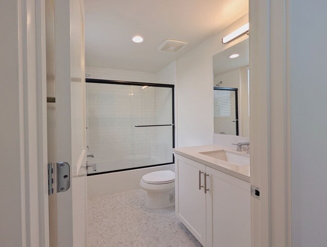 Building Photo - Modern coastal living on Main Street, Huntington Beach!