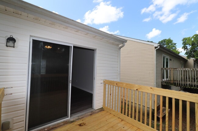 Building Photo - 402 Lakeview Dr