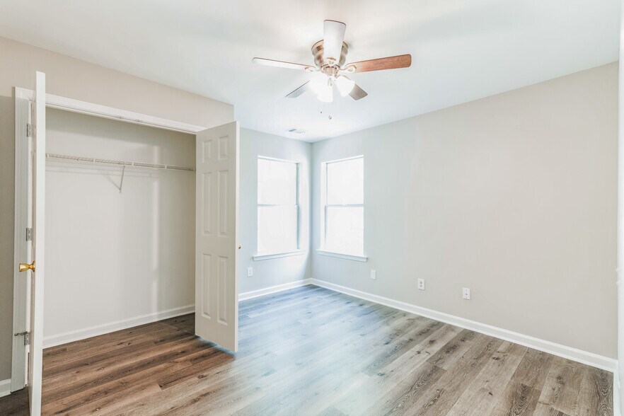Building Photo - 2453 Lakebrooke Dr