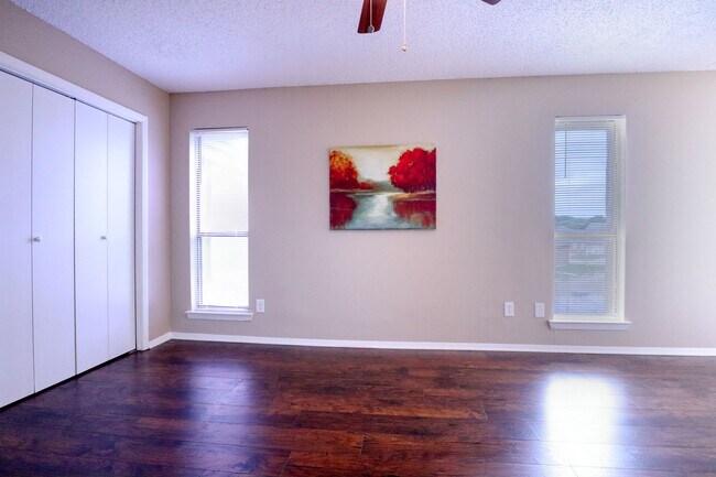 Building Photo - 413 Lakeway Dr