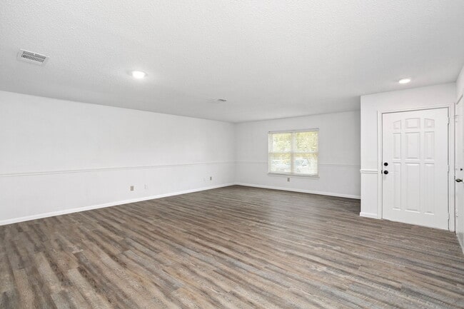 Building Photo - 8090 Chestnut Ash Dr