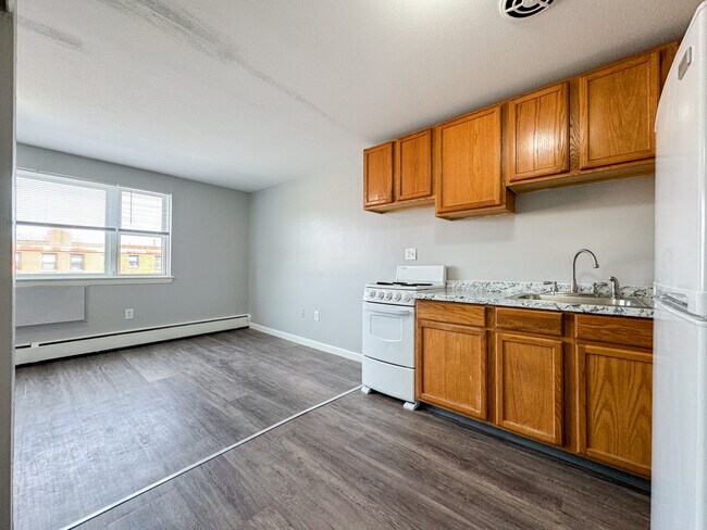 Building Photo - 165 Sigourney St