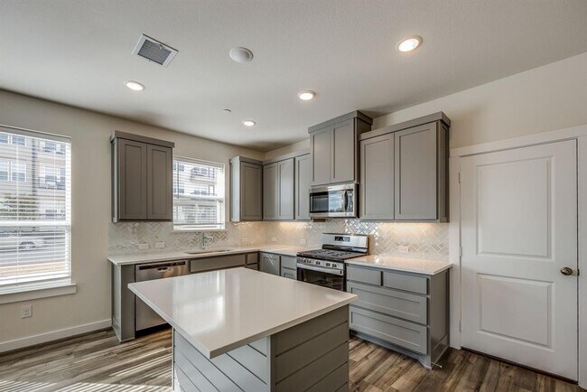 Building Photo - 1770 Thornton Dr