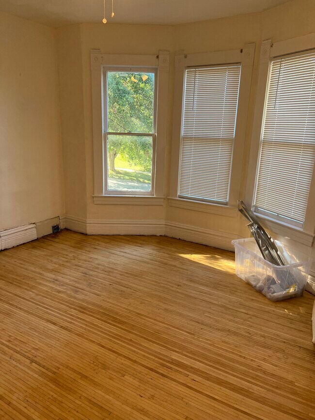 Building Photo - 545 West William Upstairs Front