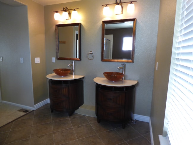 Building Photo - "Charming 3-Bed, 3-Bath Gem with 2604 Sq Ft of Comfort in Highlands Ranch!"