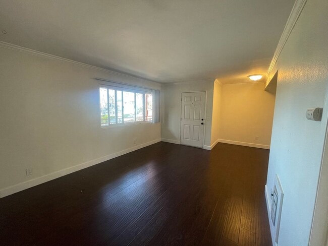 Building Photo - 1 Bedroom Just Blocks From the Ocean