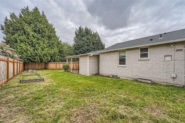 Building Photo - Charming and newly remodeled 4 bed x 2 bat...