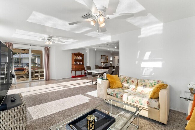 Building Photo - FURNISHED SHORT TERM RENTAL - 3 Bed / 2 Ba...