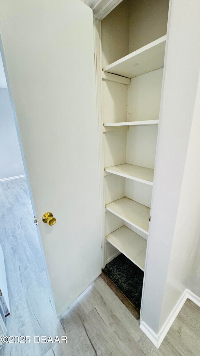 Building Photo - 637 N Oleander Ave