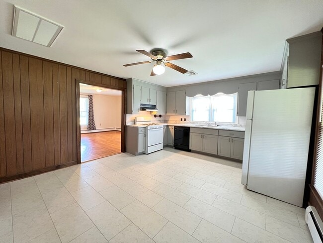 Building Photo - Home at Last!