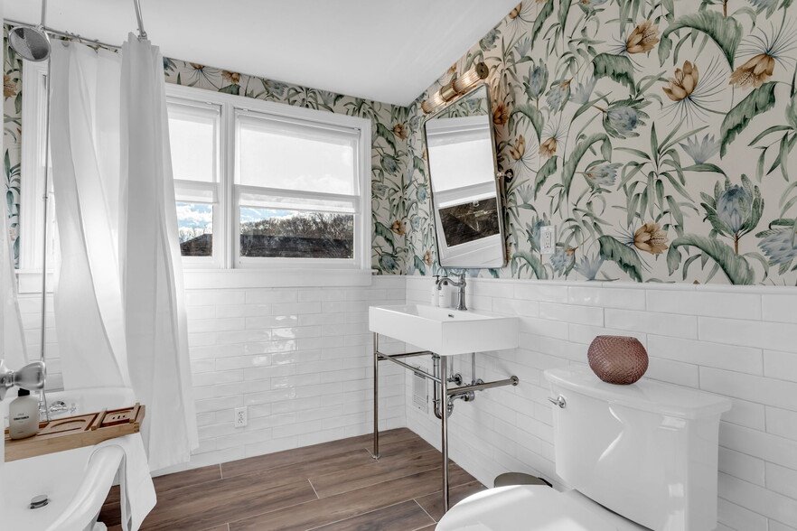 bathroom - 1050 Tilden St NW