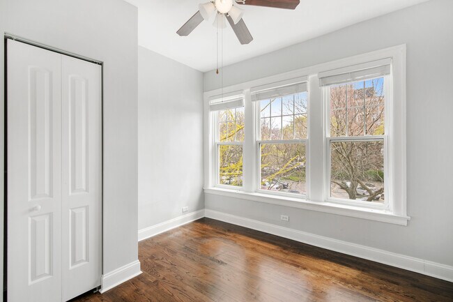 Building Photo - 1100 W Glenlake Ave