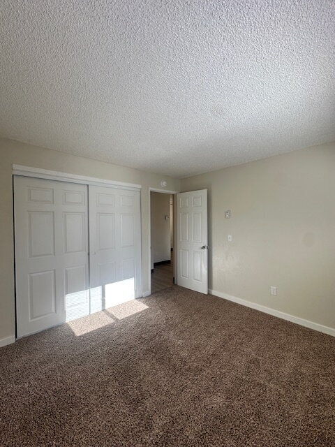 Building Photo - 2-Bedroom Upstairs Corner Unit; 1-Bath