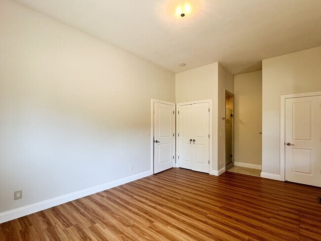 Building Photo - Charming Two Bedroom Country House with Vi...