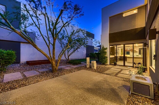 Building Photo - 917 Vegas View Dr